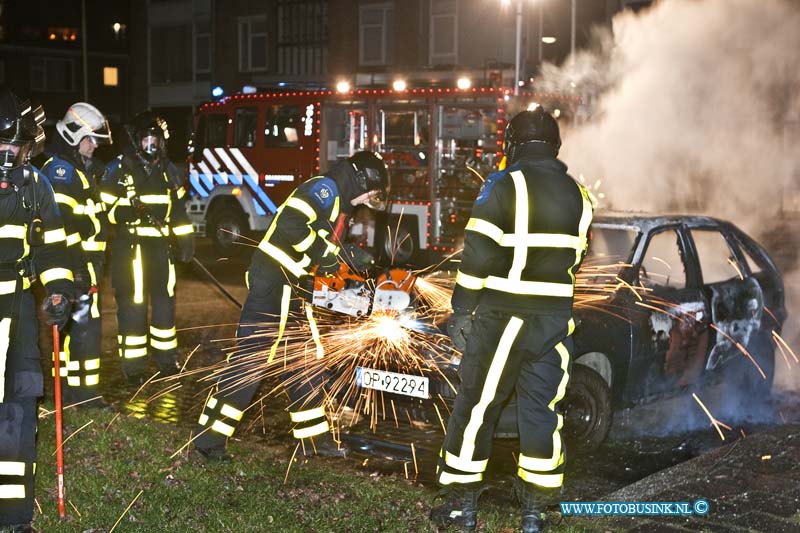 13031308.jpg - FOTOOPDRACHT:Dordrecht:13-03-2013:Even voor middennacht stond er een Poolse auto in brand, op de Frans Halsstraat nabij de Patersweg, de flats in deze straat zijn onbewoond en op het Da Vinci college waren natuurlijk geen lessen, dus toe de autobrand werd ontdekt stond de auto volledig in brand. De brandweer bluste de auto en sleep met een slijptol de motorkap open om het vuur onder de motorkap te blussen. de auto is geheel uitgebrand en totaallos.Deze digitale foto blijft eigendom van FOTOPERSBURO BUSINK. Wij hanteren de voorwaarden van het N.V.F. en N.V.J. Gebruik van deze foto impliceert dat u bekend bent  en akkoord gaat met deze voorwaarden bij publicatie.EB/ETIENNE BUSINK