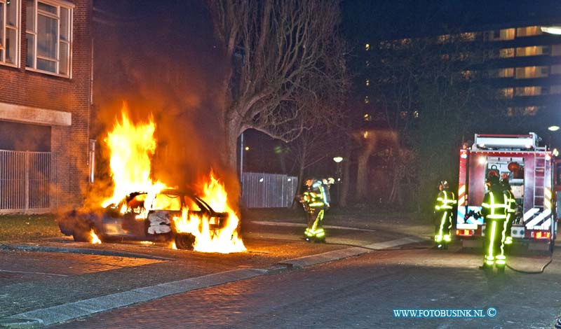 13031309.jpg - FOTOOPDRACHT:Dordrecht:13-03-2013:Even voor middennacht stond er een Poolse auto in brand, op de Frans Halsstraat nabij de Patersweg, de flats in deze straat zijn onbewoond en op het Da Vinci college waren natuurlijk geen lessen, dus toe de autobrand werd ontdekt stond de auto volledig in brand. De brandweer bluste de auto en sleep met een slijptol de motorkap open om het vuur onder de motorkap te blussen. de auto is geheel uitgebrand en totaallos.Deze digitale foto blijft eigendom van FOTOPERSBURO BUSINK. Wij hanteren de voorwaarden van het N.V.F. en N.V.J. Gebruik van deze foto impliceert dat u bekend bent  en akkoord gaat met deze voorwaarden bij publicatie.EB/ETIENNE BUSINK