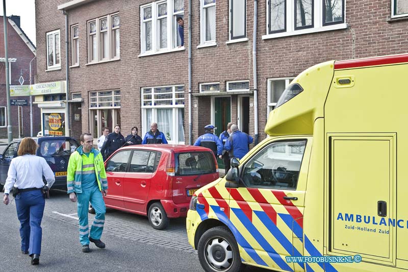 13031402.jpg - FOTOOPDRACHT:Dordrecht:14-03-2013:Net bij een poging zelfdoding geweest op de Jacob Marisstraat oudkrispijn. Slachtoffer is in kritieke toestand naar het ziekenhuis vervoerd.Deze digitale foto blijft eigendom van FOTOPERSBURO BUSINK. Wij hanteren de voorwaarden van het N.V.F. en N.V.J. Gebruik van deze foto impliceert dat u bekend bent  en akkoord gaat met deze voorwaarden bij publicatie.EB/ETIENNE BUSINK