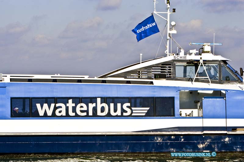 130318013.jpg - FOTOOPDRACHT:Dordrecht:18-03-2013:Dordrecht rivier Kruising de Oude Maas / de Noord / Beneden Merwede Waterbus de Merwede en Piet Heijn op achtergrond PapendrechtDeze digitale foto blijft eigendom van FOTOPERSBURO BUSINK. Wij hanteren de voorwaarden van het N.V.F. en N.V.J. Gebruik van deze foto impliceert dat u bekend bent  en akkoord gaat met deze voorwaarden bij publicatie.EB/ETIENNE BUSINK