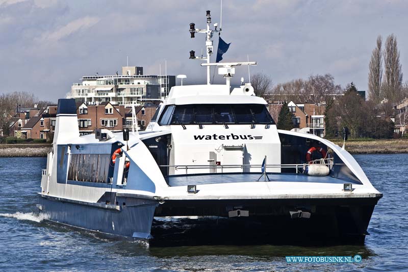 130318014.jpg - FOTOOPDRACHT:Dordrecht:18-03-2013:Dordrecht rivier Kruising de Oude Maas / de Noord / Beneden Merwede Waterbus de Merwede en Piet Heijn op achtergrond PapendrechtDeze digitale foto blijft eigendom van FOTOPERSBURO BUSINK. Wij hanteren de voorwaarden van het N.V.F. en N.V.J. Gebruik van deze foto impliceert dat u bekend bent  en akkoord gaat met deze voorwaarden bij publicatie.EB/ETIENNE BUSINK