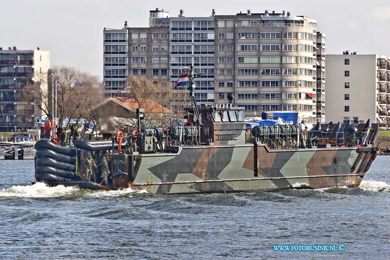 13031803.jpg - FOTOOPDRACHT:Dordrecht:18-03-2013:Koninklijke Marine oefent in en rond Papendrecht en Dordrecht. De Koninklijke Marine oefent op maandag 18 maart in en rond Papendrecht. De oefening zal zich op het water en op de openbare weg afspelen. Er doen in totaal honderd militairen mee. De oefening start bij de van Ghentkazerne in Rotterdam. Te voet gaan de militairen richting Van Brienenoordbrug. Ze dalen van de brug af om rond 10.00 uur over het water (Noord, Benedenen Nieuwe Merwede) naar de Spieringsluis te Werkendam te varen. Het gaat om een oefening van het Mariniers Opleiding Centrum (MOC), onderdeel van de vakopleiding (EVO). Wie de opleiding met goed gevolg aflegt, mag toetreden tot het Korps Mariniers.Deze digitale foto blijft eigendom van FOTOPERSBURO BUSINK. Wij hanteren de voorwaarden van het N.V.F. en N.V.J. Gebruik van deze foto impliceert dat u bekend bent  en akkoord gaat met deze voorwaarden bij publicatie.EB/ETIENNE BUSINK