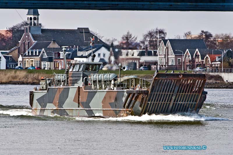 13031804.jpg - FOTOOPDRACHT:Dordrecht:18-03-2013:Koninklijke Marine oefent in en rond Papendrecht en Dordrecht. De Koninklijke Marine oefent op maandag 18 maart in en rond Papendrecht. De oefening zal zich op het water en op de openbare weg afspelen. Er doen in totaal honderd militairen mee. De oefening start bij de van Ghentkazerne in Rotterdam. Te voet gaan de militairen richting Van Brienenoordbrug. Ze dalen van de brug af om rond 10.00 uur over het water (Noord, Benedenen Nieuwe Merwede) naar de Spieringsluis te Werkendam te varen. Het gaat om een oefening van het Mariniers Opleiding Centrum (MOC), onderdeel van de vakopleiding (EVO). Wie de opleiding met goed gevolg aflegt, mag toetreden tot het Korps Mariniers.Deze digitale foto blijft eigendom van FOTOPERSBURO BUSINK. Wij hanteren de voorwaarden van het N.V.F. en N.V.J. Gebruik van deze foto impliceert dat u bekend bent  en akkoord gaat met deze voorwaarden bij publicatie.EB/ETIENNE BUSINK