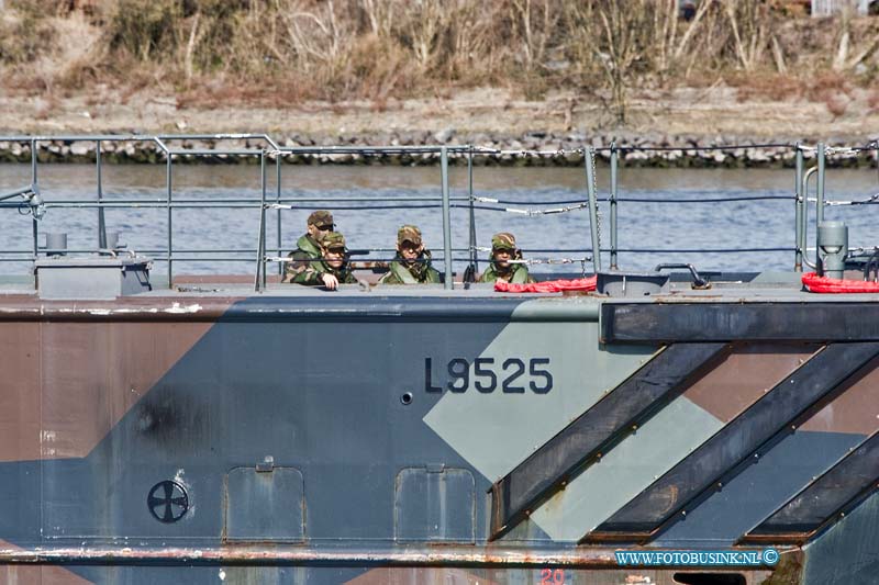 13031805.jpg - FOTOOPDRACHT:Dordrecht:18-03-2013:Koninklijke Marine oefent in en rond Papendrecht en Dordrecht. De Koninklijke Marine oefent op maandag 18 maart in en rond Papendrecht. De oefening zal zich op het water en op de openbare weg afspelen. Er doen in totaal honderd militairen mee. De oefening start bij de van Ghentkazerne in Rotterdam. Te voet gaan de militairen richting Van Brienenoordbrug. Ze dalen van de brug af om rond 10.00 uur over het water (Noord, Benedenen Nieuwe Merwede) naar de Spieringsluis te Werkendam te varen. Het gaat om een oefening van het Mariniers Opleiding Centrum (MOC), onderdeel van de vakopleiding (EVO). Wie de opleiding met goed gevolg aflegt, mag toetreden tot het Korps Mariniers.Deze digitale foto blijft eigendom van FOTOPERSBURO BUSINK. Wij hanteren de voorwaarden van het N.V.F. en N.V.J. Gebruik van deze foto impliceert dat u bekend bent  en akkoord gaat met deze voorwaarden bij publicatie.EB/ETIENNE BUSINK