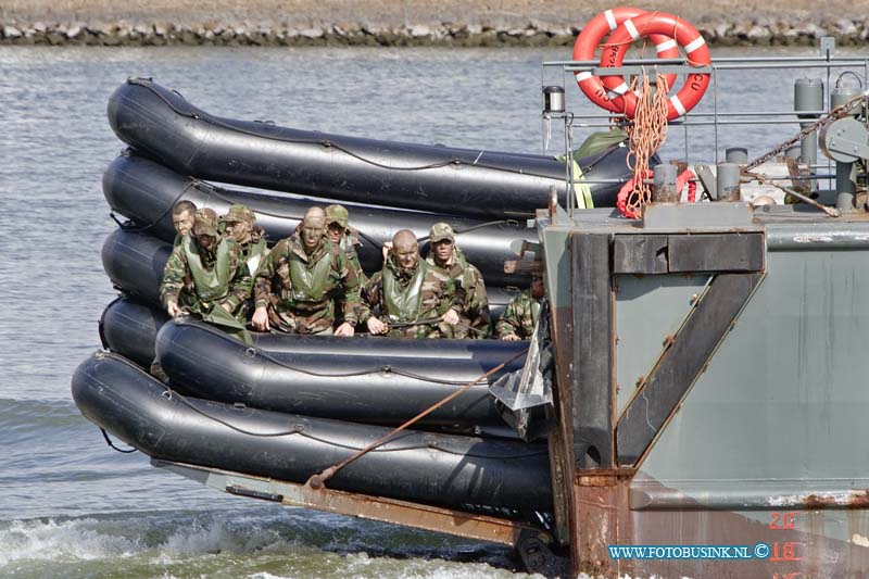 13031806.jpg - FOTOOPDRACHT:Dordrecht:18-03-2013:Koninklijke Marine oefent in en rond Papendrecht en Dordrecht. De Koninklijke Marine oefent op maandag 18 maart in en rond Papendrecht. De oefening zal zich op het water en op de openbare weg afspelen. Er doen in totaal honderd militairen mee. De oefening start bij de van Ghentkazerne in Rotterdam. Te voet gaan de militairen richting Van Brienenoordbrug. Ze dalen van de brug af om rond 10.00 uur over het water (Noord, Benedenen Nieuwe Merwede) naar de Spieringsluis te Werkendam te varen. Het gaat om een oefening van het Mariniers Opleiding Centrum (MOC), onderdeel van de vakopleiding (EVO). Wie de opleiding met goed gevolg aflegt, mag toetreden tot het Korps Mariniers.Deze digitale foto blijft eigendom van FOTOPERSBURO BUSINK. Wij hanteren de voorwaarden van het N.V.F. en N.V.J. Gebruik van deze foto impliceert dat u bekend bent  en akkoord gaat met deze voorwaarden bij publicatie.EB/ETIENNE BUSINK