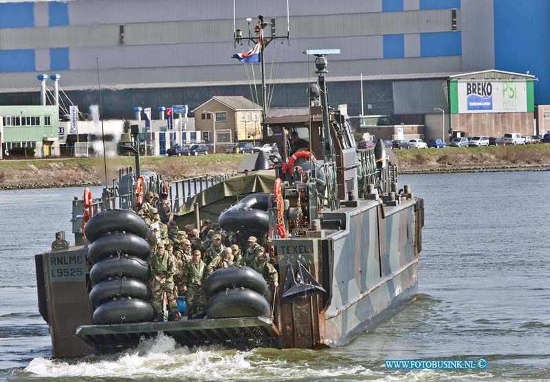 13031808.jpg - FOTOOPDRACHT:Dordrecht:18-03-2013:Koninklijke Marine oefent in en rond Papendrecht en Dordrecht. De Koninklijke Marine oefent op maandag 18 maart in en rond Papendrecht. De oefening zal zich op het water en op de openbare weg afspelen. Er doen in totaal honderd militairen mee. De oefening start bij de van Ghentkazerne in Rotterdam. Te voet gaan de militairen richting Van Brienenoordbrug. Ze dalen van de brug af om rond 10.00 uur over het water (Noord, Benedenen Nieuwe Merwede) naar de Spieringsluis te Werkendam te varen. Het gaat om een oefening van het Mariniers Opleiding Centrum (MOC), onderdeel van de vakopleiding (EVO). Wie de opleiding met goed gevolg aflegt, mag toetreden tot het Korps Mariniers.Deze digitale foto blijft eigendom van FOTOPERSBURO BUSINK. Wij hanteren de voorwaarden van het N.V.F. en N.V.J. Gebruik van deze foto impliceert dat u bekend bent  en akkoord gaat met deze voorwaarden bij publicatie.EB/ETIENNE BUSINK