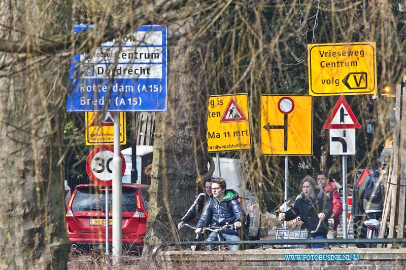 13031811.jpg - FOTOOPDRACHT:Dordrecht:18-03-2013:Op de kruising Oranjepark / Vriesseweg wordt hard gewerkt aan de verandering die plaats vind ivm doorstromming van verkeer.Deze digitale foto blijft eigendom van FOTOPERSBURO BUSINK. Wij hanteren de voorwaarden van het N.V.F. en N.V.J. Gebruik van deze foto impliceert dat u bekend bent  en akkoord gaat met deze voorwaarden bij publicatie.EB/ETIENNE BUSINK