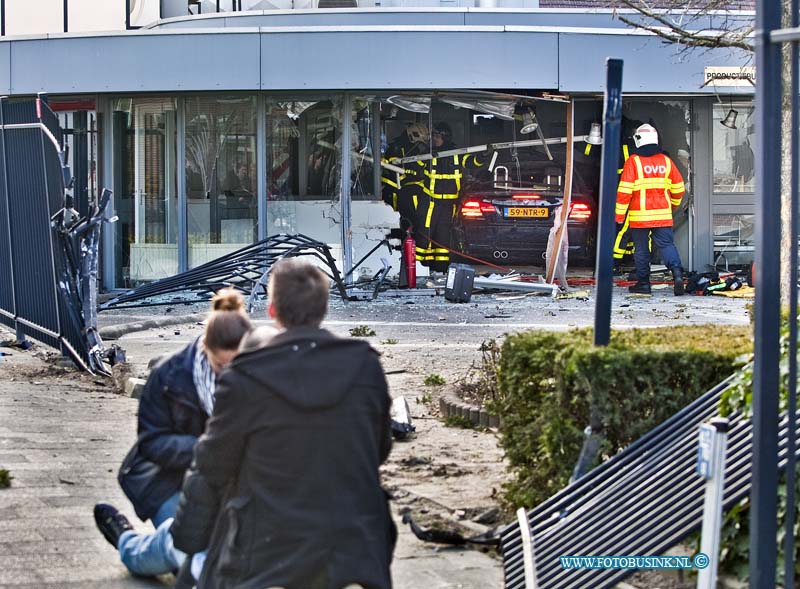 13033001.jpg - FOTOOPDRACHT:Dordrecht:30-03-2013:Op de Merwedestraat richt de Dordtse binnestad is een auto met zeer hoge snelheid uit de bocht gevolgen en door ene hekwerk en de puin van bedrijfspand heen gevlogen. De bestuurder is ter plaatse overleden de bijrijder is er met lichte verwonding van afgekomen. over de toedracht van het ongeval is nog weining bekend de poltie stelt een uitgebreid technische onderzoek naar het ongeval De Merwedestraat is voor al het verkeer afgesloten. Vorige week is er ook al een ernsitge aanrijding op de merwedestraat gebeurt waar een bij een persoon zwaargewond raakte.Deze digitale foto blijft eigendom van FOTOPERSBURO BUSINK. Wij hanteren de voorwaarden van het N.V.F. en N.V.J. Gebruik van deze foto impliceert dat u bekend bent  en akkoord gaat met deze voorwaarden bij publicatie.EB/ETIENNE BUSINK