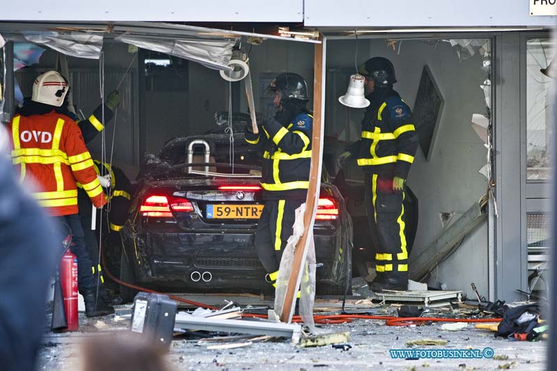 13033002.jpg - FOTOOPDRACHT:Dordrecht:30-03-2013:Op de Merwedestraat richt de Dordtse binnestad is een auto met zeer hoge snelheid uit de bocht gevolgen en door ene hekwerk en de puin van bedrijfspand heen gevlogen. De bestuurder is ter plaatse overleden de bijrijder is er met lichte verwonding van afgekomen. over de toedracht van het ongeval is nog weining bekend de poltie stelt een uitgebreid technische onderzoek naar het ongeval De Merwedestraat is voor al het verkeer afgesloten. Vorige week is er ook al een ernsitge aanrijding op de merwedestraat gebeurt waar een bij een persoon zwaargewond raakte.Deze digitale foto blijft eigendom van FOTOPERSBURO BUSINK. Wij hanteren de voorwaarden van het N.V.F. en N.V.J. Gebruik van deze foto impliceert dat u bekend bent  en akkoord gaat met deze voorwaarden bij publicatie.EB/ETIENNE BUSINK