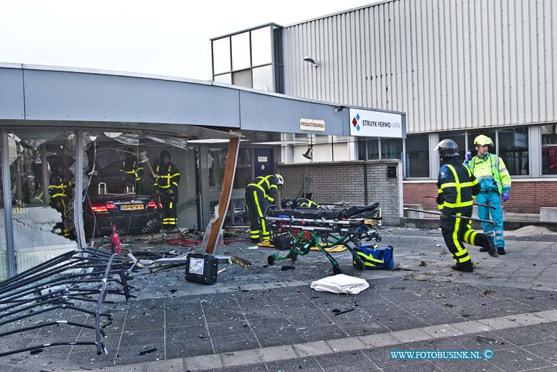 13033003.jpg - FOTOOPDRACHT:Dordrecht:30-03-2013:Op de Merwedestraat richt de Dordtse binnestad is een auto met zeer hoge snelheid uit de bocht gevolgen en door ene hekwerk en de puin van bedrijfspand heen gevlogen. De bestuurder is ter plaatse overleden de bijrijder is er met lichte verwonding van afgekomen. over de toedracht van het ongeval is nog weining bekend de poltie stelt een uitgebreid technische onderzoek naar het ongeval De Merwedestraat is voor al het verkeer afgesloten. Vorige week is er ook al een ernsitge aanrijding op de merwedestraat gebeurt waar een bij een persoon zwaargewond raakte.Deze digitale foto blijft eigendom van FOTOPERSBURO BUSINK. Wij hanteren de voorwaarden van het N.V.F. en N.V.J. Gebruik van deze foto impliceert dat u bekend bent  en akkoord gaat met deze voorwaarden bij publicatie.EB/ETIENNE BUSINK