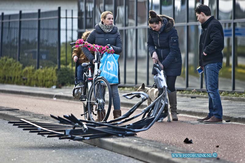 13033004.jpg - FOTOOPDRACHT:Dordrecht:30-03-2013:Op de Merwedestraat richt de Dordtse binnestad is een auto met zeer hoge snelheid uit de bocht gevolgen en door ene hekwerk en de puin van bedrijfspand heen gevlogen. De bestuurder is ter plaatse overleden de bijrijder is er met lichte verwonding van afgekomen. over de toedracht van het ongeval is nog weining bekend de poltie stelt een uitgebreid technische onderzoek naar het ongeval De Merwedestraat is voor al het verkeer afgesloten. Vorige week is er ook al een ernsitge aanrijding op de merwedestraat gebeurt waar een bij een persoon zwaargewond raakte.Deze digitale foto blijft eigendom van FOTOPERSBURO BUSINK. Wij hanteren de voorwaarden van het N.V.F. en N.V.J. Gebruik van deze foto impliceert dat u bekend bent  en akkoord gaat met deze voorwaarden bij publicatie.EB/ETIENNE BUSINK