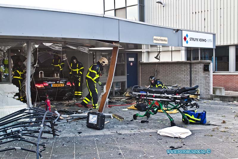 13033006.jpg - FOTOOPDRACHT:Dordrecht:30-03-2013:Op de Merwedestraat richt de Dordtse binnestad is een auto met zeer hoge snelheid uit de bocht gevolgen en door ene hekwerk en de puin van bedrijfspand heen gevlogen. De bestuurder is ter plaatse overleden de bijrijder is er met lichte verwonding van afgekomen. over de toedracht van het ongeval is nog weining bekend de poltie stelt een uitgebreid technische onderzoek naar het ongeval De Merwedestraat is voor al het verkeer afgesloten. Vorige week is er ook al een ernsitge aanrijding op de merwedestraat gebeurt waar een bij een persoon zwaargewond raakte.Deze digitale foto blijft eigendom van FOTOPERSBURO BUSINK. Wij hanteren de voorwaarden van het N.V.F. en N.V.J. Gebruik van deze foto impliceert dat u bekend bent  en akkoord gaat met deze voorwaarden bij publicatie.EB/ETIENNE BUSINK