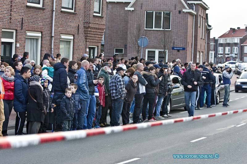 13033007.jpg - FOTOOPDRACHT:Dordrecht:30-03-2013:Op de Merwedestraat richt de Dordtse binnestad is een auto met zeer hoge snelheid uit de bocht gevolgen en door ene hekwerk en de puin van bedrijfspand heen gevlogen. De bestuurder is ter plaatse overleden de bijrijder is er met lichte verwonding van afgekomen. over de toedracht van het ongeval is nog weining bekend de poltie stelt een uitgebreid technische onderzoek naar het ongeval De Merwedestraat is voor al het verkeer afgesloten. Vorige week is er ook al een ernsitge aanrijding op de merwedestraat gebeurt waar een bij een persoon zwaargewond raakte.Deze digitale foto blijft eigendom van FOTOPERSBURO BUSINK. Wij hanteren de voorwaarden van het N.V.F. en N.V.J. Gebruik van deze foto impliceert dat u bekend bent  en akkoord gaat met deze voorwaarden bij publicatie.EB/ETIENNE BUSINK