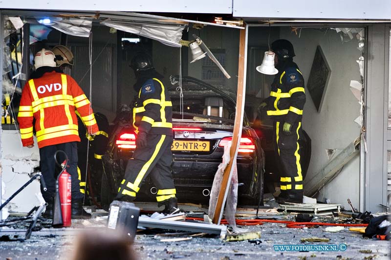 13033008.jpg - FOTOOPDRACHT:Dordrecht:30-03-2013:Op de Merwedestraat richt de Dordtse binnestad is een auto met zeer hoge snelheid uit de bocht gevolgen en door ene hekwerk en de puin van bedrijfspand heen gevlogen. De bestuurder is ter plaatse overleden de bijrijder is er met lichte verwonding van afgekomen. over de toedracht van het ongeval is nog weining bekend de poltie stelt een uitgebreid technische onderzoek naar het ongeval De Merwedestraat is voor al het verkeer afgesloten. Vorige week is er ook al een ernsitge aanrijding op de merwedestraat gebeurt waar een bij een persoon zwaargewond raakte.Deze digitale foto blijft eigendom van FOTOPERSBURO BUSINK. Wij hanteren de voorwaarden van het N.V.F. en N.V.J. Gebruik van deze foto impliceert dat u bekend bent  en akkoord gaat met deze voorwaarden bij publicatie.EB/ETIENNE BUSINK