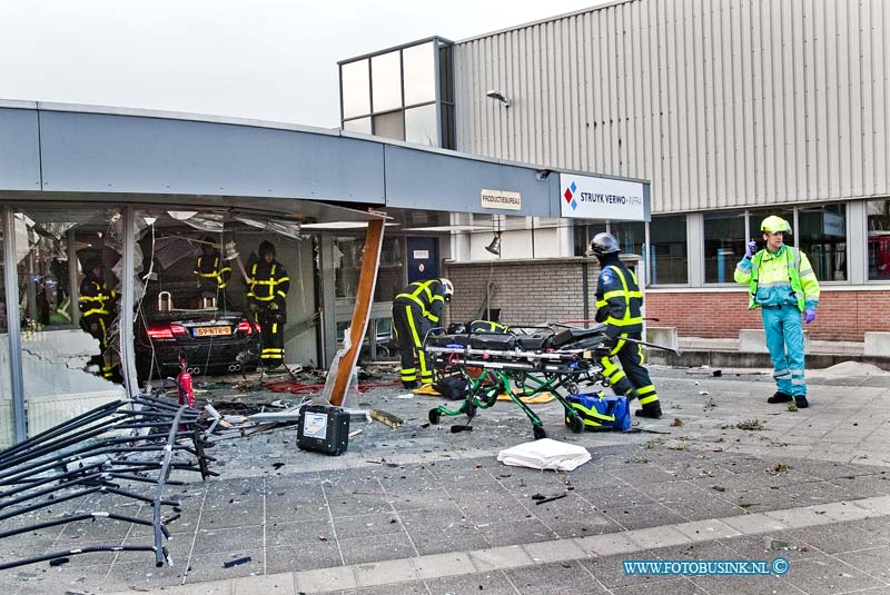 13033009.jpg - FOTOOPDRACHT:Dordrecht:30-03-2013:Op de Merwedestraat richt de Dordtse binnestad is een auto met zeer hoge snelheid uit de bocht gevolgen en door ene hekwerk en de puin van bedrijfspand heen gevlogen. De bestuurder is ter plaatse overleden de bijrijder is er met lichte verwonding van afgekomen. over de toedracht van het ongeval is nog weining bekend de poltie stelt een uitgebreid technische onderzoek naar het ongeval De Merwedestraat is voor al het verkeer afgesloten. Vorige week is er ook al een ernsitge aanrijding op de merwedestraat gebeurt waar een bij een persoon zwaargewond raakte.Deze digitale foto blijft eigendom van FOTOPERSBURO BUSINK. Wij hanteren de voorwaarden van het N.V.F. en N.V.J. Gebruik van deze foto impliceert dat u bekend bent  en akkoord gaat met deze voorwaarden bij publicatie.EB/ETIENNE BUSINK