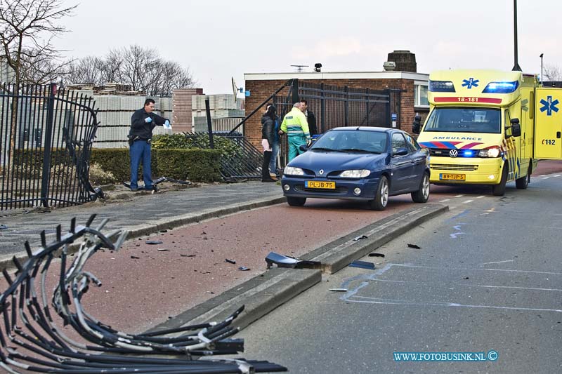 13033010.jpg - FOTOOPDRACHT:Dordrecht:30-03-2013:Op de Merwedestraat richt de Dordtse binnestad is een auto met zeer hoge snelheid uit de bocht gevolgen en door ene hekwerk en de puin van bedrijfspand heen gevlogen. De bestuurder is ter plaatse overleden de bijrijder is er met lichte verwonding van afgekomen. over de toedracht van het ongeval is nog weining bekend de poltie stelt een uitgebreid technische onderzoek naar het ongeval De Merwedestraat is voor al het verkeer afgesloten. Vorige week is er ook al een ernsitge aanrijding op de merwedestraat gebeurt waar een bij een persoon zwaargewond raakte.Deze digitale foto blijft eigendom van FOTOPERSBURO BUSINK. Wij hanteren de voorwaarden van het N.V.F. en N.V.J. Gebruik van deze foto impliceert dat u bekend bent  en akkoord gaat met deze voorwaarden bij publicatie.EB/ETIENNE BUSINK