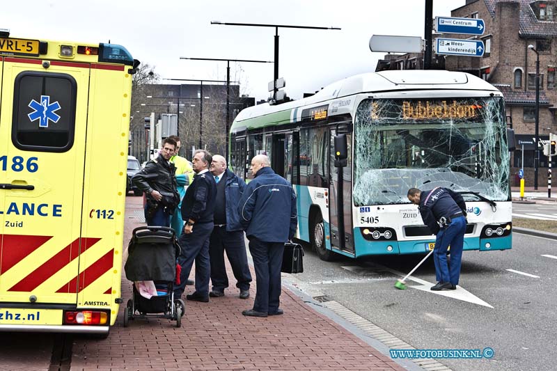 13033101.jpg - FOTOOPDRACHT:Dordrecht:31-03-2013:Bij een aanrijding voor het centraal station Dordrecht   Burgemeester de Raadtsingel  raakte 2 stadsbussen zwaar beschadigd er viel 2 gewonde passagiers met een  kindje die door het ambulance personeel werden behandeldDeze digitale foto blijft eigendom van FOTOPERSBURO BUSINK. Wij hanteren de voorwaarden van het N.V.F. en N.V.J. Gebruik van deze foto impliceert dat u bekend bent  en akkoord gaat met deze voorwaarden bij publicatie.EB/ETIENNE BUSINK