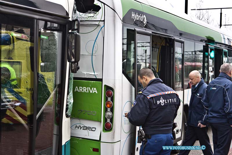 13033102.jpg - FOTOOPDRACHT:Dordrecht:31-03-2013:Bij een aanrijding voor het centraal station Dordrecht   Burgemeester de Raadtsingel  raakte 2 stadsbussen zwaar beschadigd er viel 2 gewonde passagiers met een  kindje die door het ambulance personeel werden behandeldDeze digitale foto blijft eigendom van FOTOPERSBURO BUSINK. Wij hanteren de voorwaarden van het N.V.F. en N.V.J. Gebruik van deze foto impliceert dat u bekend bent  en akkoord gaat met deze voorwaarden bij publicatie.EB/ETIENNE BUSINK