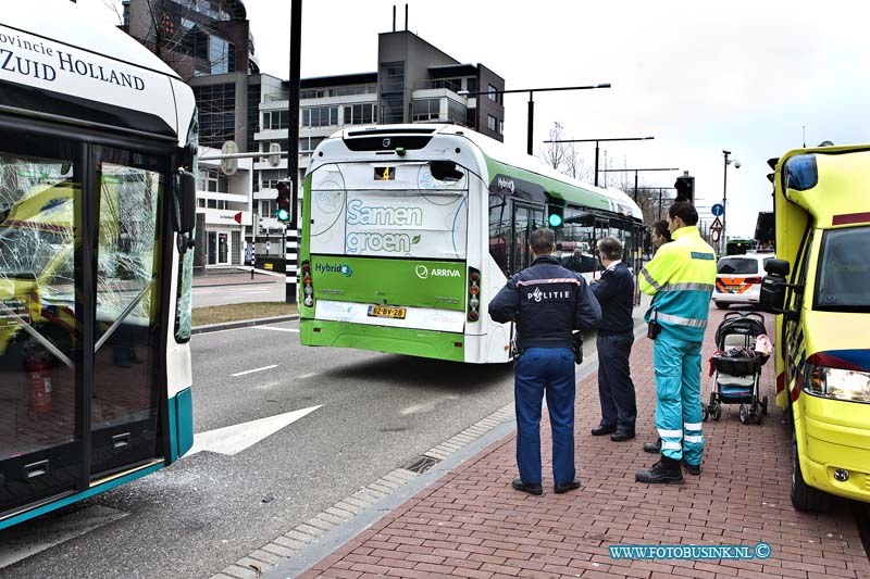 13033103.jpg - FOTOOPDRACHT:Dordrecht:31-03-2013:Bij een aanrijding voor het centraal station Dordrecht   Burgemeester de Raadtsingel  raakte 2 stadsbussen zwaar beschadigd er viel 2 gewonde passagiers met een  kindje die door het ambulance personeel werden behandeldDeze digitale foto blijft eigendom van FOTOPERSBURO BUSINK. Wij hanteren de voorwaarden van het N.V.F. en N.V.J. Gebruik van deze foto impliceert dat u bekend bent  en akkoord gaat met deze voorwaarden bij publicatie.EB/ETIENNE BUSINK