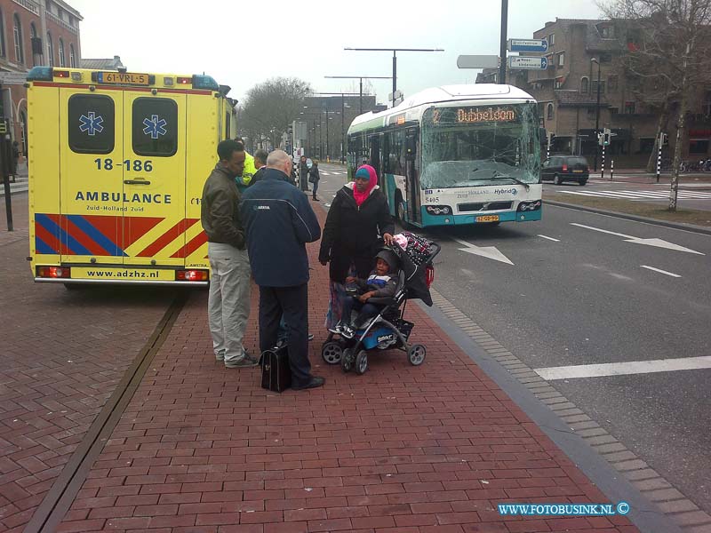 13033104.jpg - FOTOOPDRACHT:Dordrecht:31-03-2013:Bij een aanrijding voor het centraal station Dordrecht   Burgemeester de Raadtsingel  raakte 2 stadsbussen zwaar beschadigd er viel 2 gewonde passagiers met een  kindje die door het ambulance personeel werden behandeldDeze digitale foto blijft eigendom van FOTOPERSBURO BUSINK. Wij hanteren de voorwaarden van het N.V.F. en N.V.J. Gebruik van deze foto impliceert dat u bekend bent  en akkoord gaat met deze voorwaarden bij publicatie.EB/ETIENNE BUSINK