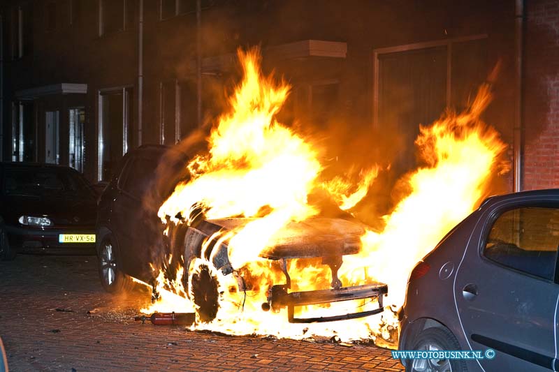 13040301.jpg - FOTOOPDRACHT:Dordrecht:03-04-2013:Een autobrand heden nacht zorgde voor grote paniek in de Juliana van Stolbergstraat, de auto stond half op de stoep waardoor het huizen gevaar liepen, Bewonners hadden al geprobeert met poederblussers de autobrand te blussen maar dit lukte niet door de hevigeheid van de vlammen, de brandweer bluste uiterlijk de brand. De auto die nog niet zo oud is brande geheel uit en is totaallos.Deze digitale foto blijft eigendom van FOTOPERSBURO BUSINK. Wij hanteren de voorwaarden van het N.V.F. en N.V.J. Gebruik van deze foto impliceert dat u bekend bent  en akkoord gaat met deze voorwaarden bij publicatie.EB/ETIENNE BUSINK