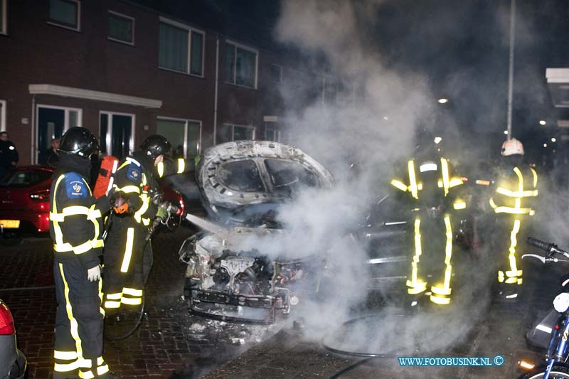 13040302.jpg - FOTOOPDRACHT:Dordrecht:03-04-2013:Een autobrand heden nacht zorgde voor grote paniek in de Juliana van Stolbergstraat, de auto stond half op de stoep waardoor het huizen gevaar liepen, Bewonners hadden al geprobeert met poederblussers de autobrand te blussen maar dit lukte niet door de hevigeheid van de vlammen, de brandweer bluste uiterlijk de brand. De auto die nog niet zo oud is brande geheel uit en is totaallos.Deze digitale foto blijft eigendom van FOTOPERSBURO BUSINK. Wij hanteren de voorwaarden van het N.V.F. en N.V.J. Gebruik van deze foto impliceert dat u bekend bent  en akkoord gaat met deze voorwaarden bij publicatie.EB/ETIENNE BUSINK