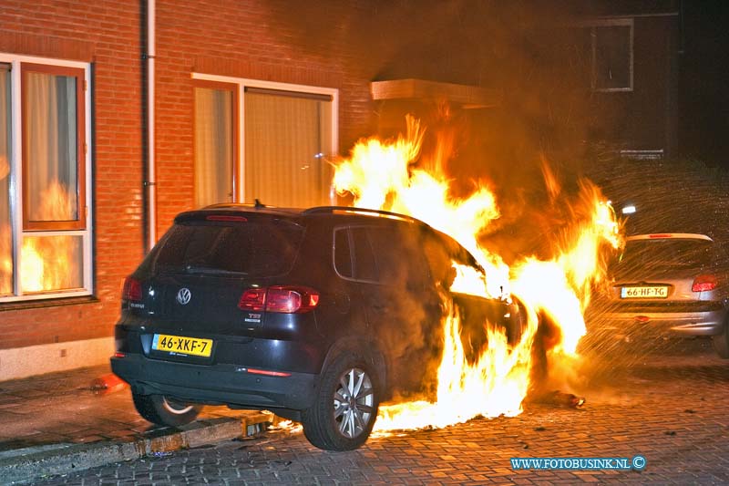 13040303.jpg - FOTOOPDRACHT:Dordrecht:03-04-2013:Een autobrand heden nacht zorgde voor grote paniek in de Juliana van Stolbergstraat, de auto stond half op de stoep waardoor het huizen gevaar liepen, Bewonners hadden al geprobeert met poederblussers de autobrand te blussen maar dit lukte niet door de hevigeheid van de vlammen, de brandweer bluste uiterlijk de brand. De auto die nog niet zo oud is brande geheel uit en is totaallos.Deze digitale foto blijft eigendom van FOTOPERSBURO BUSINK. Wij hanteren de voorwaarden van het N.V.F. en N.V.J. Gebruik van deze foto impliceert dat u bekend bent  en akkoord gaat met deze voorwaarden bij publicatie.EB/ETIENNE BUSINK