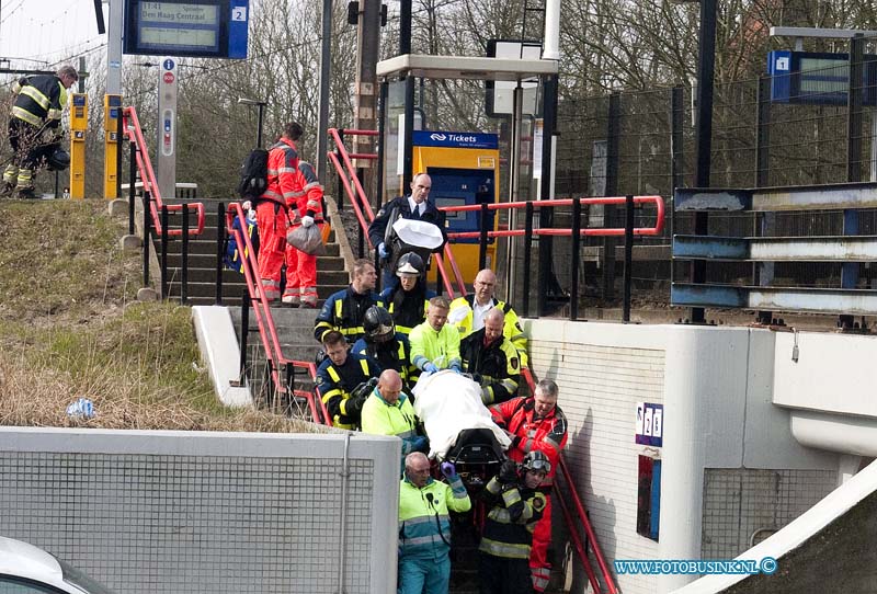 13040801.jpg - FOTOOPDRACHT:Dordrecht:08-04-2013:Op het station Dordrecht zuid aan de Galileilaan is vanmorgen een vrouw onder de trein gekomen de hulpdiensten konden de vrouw levend onder de trein vandaan halen. De vrouw is met spoed naar het ziekenhuis vervoerd, de brandweer moest assisentie verlenen om de vrouw onder de trein van bevrijd te krijgen. het trein verkeer is voorlopig gestremd tussen Rotterdam en Breda.Deze digitale foto blijft eigendom van FOTOPERSBURO BUSINK. Wij hanteren de voorwaarden van het N.V.F. en N.V.J. Gebruik van deze foto impliceert dat u bekend bent  en akkoord gaat met deze voorwaarden bij publicatie.EB/ETIENNE BUSINK