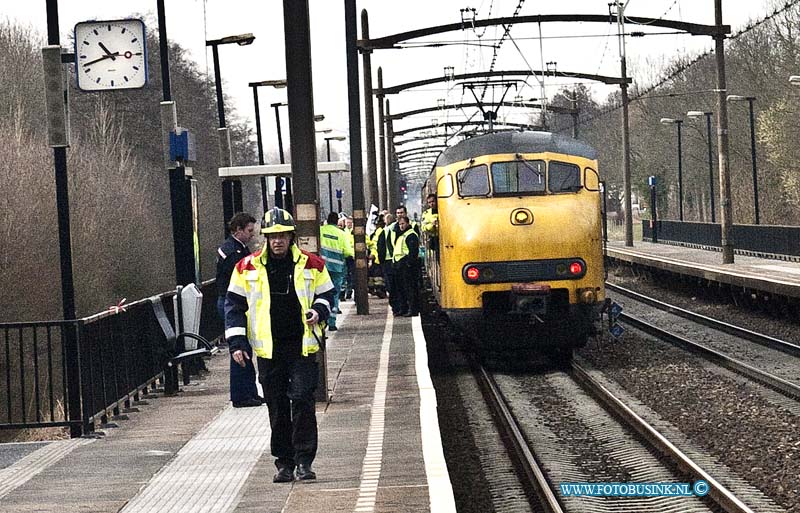 13040802.jpg - FOTOOPDRACHT:Dordrecht:08-04-2013:Op het station Dordrecht zuid aan de Galileilaan is vanmorgen een vrouw onder de trein gekomen de hulpdiensten konden de vrouw levend onder de trein vandaan halen. De vrouw is met spoed naar het ziekenhuis vervoerd, de brandweer moest assisentie verlenen om de vrouw onder de trein van bevrijd te krijgen. het trein verkeer is voorlopig gestremd tussen Rotterdam en Breda.Deze digitale foto blijft eigendom van FOTOPERSBURO BUSINK. Wij hanteren de voorwaarden van het N.V.F. en N.V.J. Gebruik van deze foto impliceert dat u bekend bent  en akkoord gaat met deze voorwaarden bij publicatie.EB/ETIENNE BUSINK