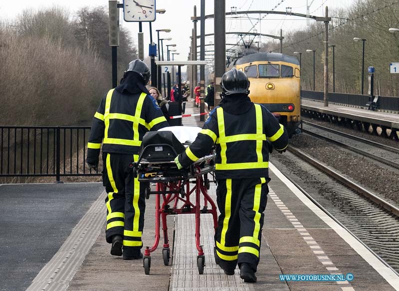 13040803.jpg - FOTOOPDRACHT:Dordrecht:08-04-2013:Op het station Dordrecht zuid aan de Galileilaan is vanmorgen een vrouw onder de trein gekomen de hulpdiensten konden de vrouw levend onder de trein vandaan halen. De vrouw is met spoed naar het ziekenhuis vervoerd, de brandweer moest assisentie verlenen om de vrouw onder de trein van bevrijd te krijgen. het trein verkeer is voorlopig gestremd tussen Rotterdam en Breda.Deze digitale foto blijft eigendom van FOTOPERSBURO BUSINK. Wij hanteren de voorwaarden van het N.V.F. en N.V.J. Gebruik van deze foto impliceert dat u bekend bent  en akkoord gaat met deze voorwaarden bij publicatie.EB/ETIENNE BUSINK