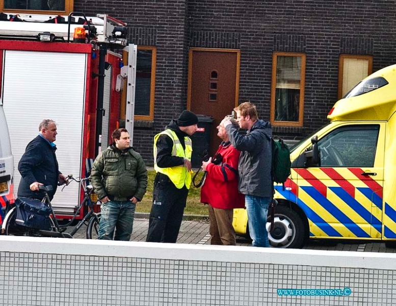 13040804.jpg - FOTOOPDRACHT:Dordrecht:08-04-2013:Soms heeft de pers het moeilijk bij ongevallen.Op het station Dordrecht zuid aan de Galileilaan is vanmorgen een vrouw onder de trein gekomen de hulpdiensten konden de vrouw levend onder de trein vandaan halen. De vrouw is met spoed naar het ziekenhuis vervoerd, de brandweer moest assisentie verlenen om de vrouw onder de trein van bevrijd te krijgen. het trein verkeer is voorlopig gestremd tussen Rotterdam en Breda.Deze digitale foto blijft eigendom van FOTOPERSBURO BUSINK. Wij hanteren de voorwaarden van het N.V.F. en N.V.J. Gebruik van deze foto impliceert dat u bekend bent  en akkoord gaat met deze voorwaarden bij publicatie.EB/ETIENNE BUSINK