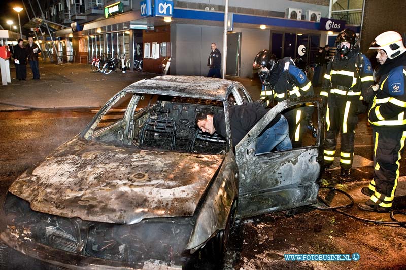 13040902.jpg - FOTOOPDRACHT:Sliedrecht:09-04-2013:Rond 4 uur van nacht hebben inbrekers de geldautomaat van de ABN -Amro aan de Rembrandlaan te Sliedrecht opgeblazen. Met gas flessen blazen de geld automaat op en met een auto reed men aan de zijkant van het pand de toegangsdeur er uit. Of er veel geld is buitgemaakt is onbekend. de auto werd na de ramkraak in brand gestokken om zo sporen uit te wissen. De politie is bezig met een groot onderzoek naar de daders. De Rembrandlaan zal nog geruime tijd afgesloten zijn voor al het verkeer.Deze digitale foto blijft eigendom van FOTOPERSBURO BUSINK. Wij hanteren de voorwaarden van het N.V.F. en N.V.J. Gebruik van deze foto impliceert dat u bekend bent  en akkoord gaat met deze voorwaarden bij publicatie.EB/ETIENNE BUSINK