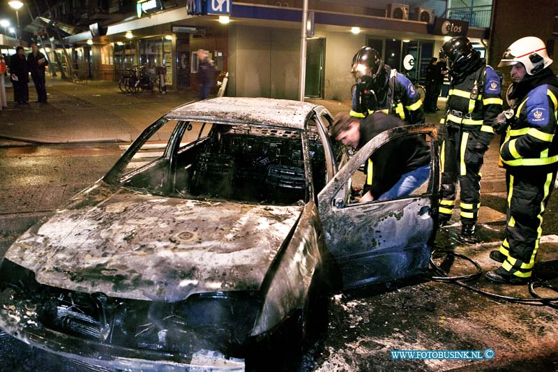 13040906.jpg - FOTOOPDRACHT:Sliedrecht:09-04-2013:Rond 4 uur van nacht hebben inbrekers de geldautomaat van de ABN -Amro aan de Rembrandlaan te Sliedrecht opgeblazen. Met gas flessen blazen de geld automaat op en met een auto reed men aan de zijkant van het pand de toegangsdeur er uit. Of er veel geld is buitgemaakt is onbekend. de auto werd na de ramkraak in brand gestokken om zo sporen uit te wissen. De politie is bezig met een groot onderzoek naar de daders. De Rembrandlaan zal nog geruime tijd afgesloten zijn voor al het verkeer.Deze digitale foto blijft eigendom van FOTOPERSBURO BUSINK. Wij hanteren de voorwaarden van het N.V.F. en N.V.J. Gebruik van deze foto impliceert dat u bekend bent  en akkoord gaat met deze voorwaarden bij publicatie.EB/ETIENNE BUSINK