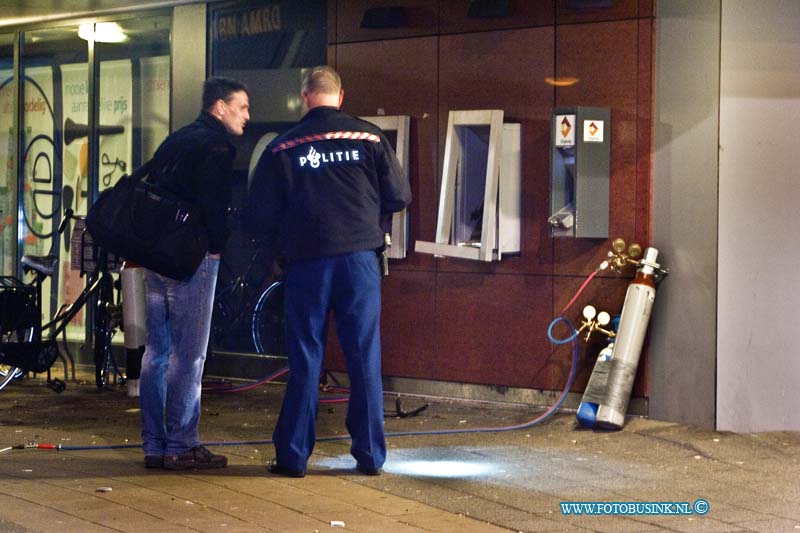 13040907.jpg - FOTOOPDRACHT:Sliedrecht:09-04-2013:Rond 4 uur van nacht hebben inbrekers de geldautomaat van de ABN -Amro aan de Rembrandlaan te Sliedrecht opgeblazen. Met gas flessen blazen de geld automaat op en met een auto reed men aan de zijkant van het pand de toegangsdeur er uit. Of er veel geld is buitgemaakt is onbekend. de auto werd na de ramkraak in brand gestokken om zo sporen uit te wissen. De politie is bezig met een groot onderzoek naar de daders. De Rembrandlaan zal nog geruime tijd afgesloten zijn voor al het verkeer.Deze digitale foto blijft eigendom van FOTOPERSBURO BUSINK. Wij hanteren de voorwaarden van het N.V.F. en N.V.J. Gebruik van deze foto impliceert dat u bekend bent  en akkoord gaat met deze voorwaarden bij publicatie.EB/ETIENNE BUSINK