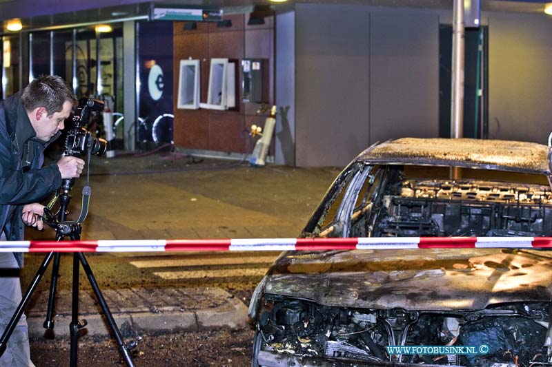 13040909.jpg - FOTOOPDRACHT:Sliedrecht:09-04-2013:Rond 4 uur van nacht hebben inbrekers de geldautomaat van de ABN -Amro aan de Rembrandlaan te Sliedrecht opgeblazen. Met gas flessen blazen de geld automaat op en met een auto reed men aan de zijkant van het pand de toegangsdeur er uit. Of er veel geld is buitgemaakt is onbekend. de auto werd na de ramkraak in brand gestokken om zo sporen uit te wissen. De politie is bezig met een groot onderzoek naar de daders. De Rembrandlaan zal nog geruime tijd afgesloten zijn voor al het verkeer.Deze digitale foto blijft eigendom van FOTOPERSBURO BUSINK. Wij hanteren de voorwaarden van het N.V.F. en N.V.J. Gebruik van deze foto impliceert dat u bekend bent  en akkoord gaat met deze voorwaarden bij publicatie.EB/ETIENNE BUSINK