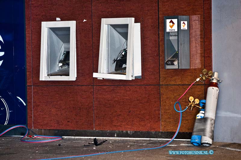 13040911.jpg - FOTOOPDRACHT:Sliedrecht:09-04-2013:Rond 4 uur van nacht hebben inbrekers de geldautomaat van de ABN -Amro aan de Rembrandlaan te Sliedrecht opgeblazen. Met gas flessen blazen de geld automaat op en met een auto reed men aan de zijkant van het pand de toegangsdeur er uit. Of er veel geld is buitgemaakt is onbekend. de auto werd na de ramkraak in brand gestokken om zo sporen uit te wissen. De politie is bezig met een groot onderzoek naar de daders. De Rembrandlaan zal nog geruime tijd afgesloten zijn voor al het verkeer.Deze digitale foto blijft eigendom van FOTOPERSBURO BUSINK. Wij hanteren de voorwaarden van het N.V.F. en N.V.J. Gebruik van deze foto impliceert dat u bekend bent  en akkoord gaat met deze voorwaarden bij publicatie.EB/ETIENNE BUSINK