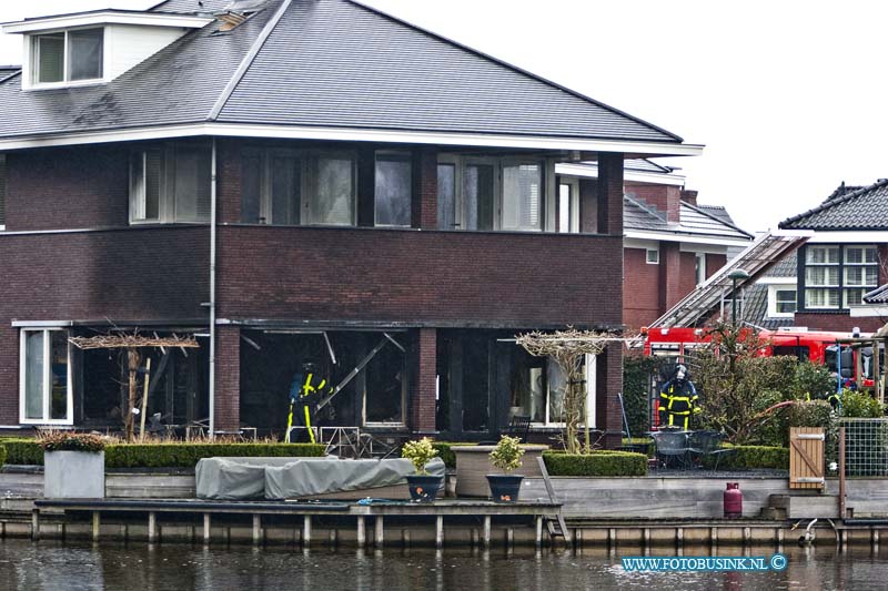 13040912.jpg - FOTOOPDRACHT:Alblasserdam:09-04-2013:Bij een brand vanmiddag in een nieuwbouw woning aan de Gersthof in Alblasserdam had de brandweer grote moeite om de uitslaande brand te blussen. De woning brandde voor het grote deel uit. De brandweer schaalde op naar grote brand en bluste de brand met diverse voertuigen en manschapen. Over de oorzaak van de brand kon men nog niets zeggenDeze digitale foto blijft eigendom van FOTOPERSBURO BUSINK. Wij hanteren de voorwaarden van het N.V.F. en N.V.J. Gebruik van deze foto impliceert dat u bekend bent  en akkoord gaat met deze voorwaarden bij publicatie.EB/ETIENNE BUSINK