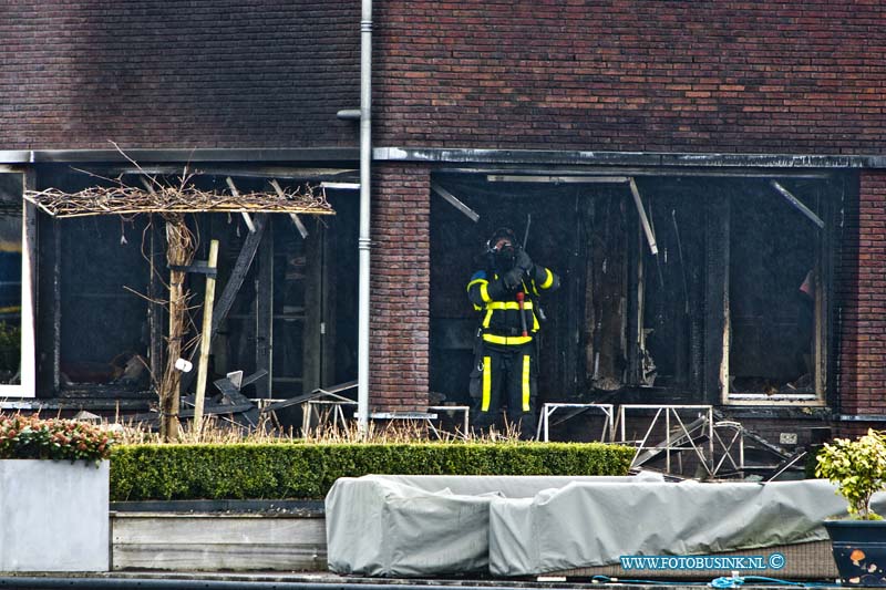 13040913.jpg - FOTOOPDRACHT:Alblasserdam:09-04-2013:Bij een brand vanmiddag in een nieuwbouw woning aan de Gersthof in Alblasserdam had de brandweer grote moeite om de uitslaande brand te blussen. De woning brandde voor het grote deel uit. De brandweer schaalde op naar grote brand en bluste de brand met diverse voertuigen en manschapen. Over de oorzaak van de brand kon men nog niets zeggenDeze digitale foto blijft eigendom van FOTOPERSBURO BUSINK. Wij hanteren de voorwaarden van het N.V.F. en N.V.J. Gebruik van deze foto impliceert dat u bekend bent  en akkoord gaat met deze voorwaarden bij publicatie.EB/ETIENNE BUSINK