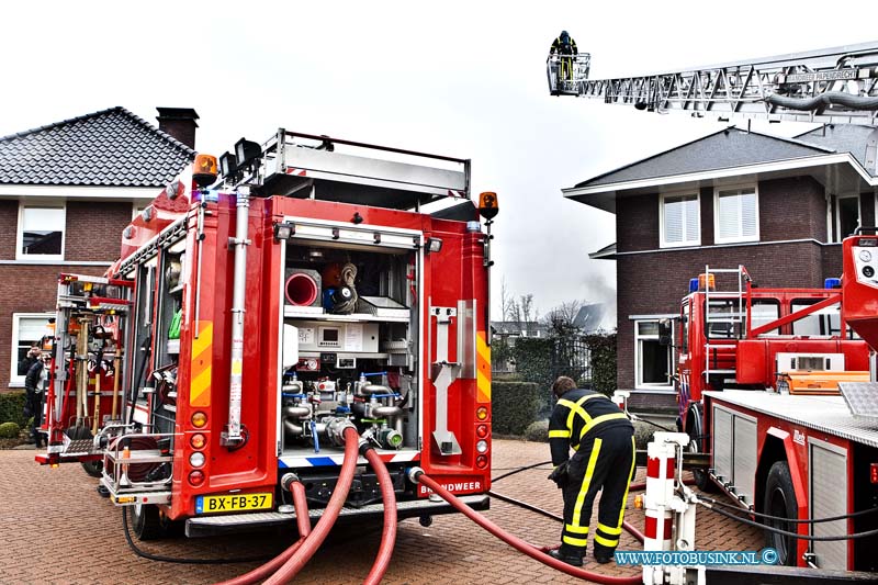 13040914.jpg - FOTOOPDRACHT:Alblasserdam:09-04-2013:Bij een brand vanmiddag in een nieuwbouw woning aan de Gersthof in Alblasserdam had de brandweer grote moeite om de uitslaande brand te blussen. De woning brandde voor het grote deel uit. De brandweer schaalde op naar grote brand en bluste de brand met diverse voertuigen en manschapen. Over de oorzaak van de brand kon men nog niets zeggenDeze digitale foto blijft eigendom van FOTOPERSBURO BUSINK. Wij hanteren de voorwaarden van het N.V.F. en N.V.J. Gebruik van deze foto impliceert dat u bekend bent  en akkoord gaat met deze voorwaarden bij publicatie.EB/ETIENNE BUSINK