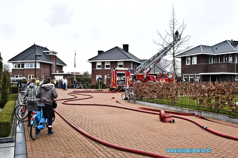 13040915.jpg - FOTOOPDRACHT:Alblasserdam:09-04-2013:Bij een brand vanmiddag in een nieuwbouw woning aan de Gersthof in Alblasserdam had de brandweer grote moeite om de uitslaande brand te blussen. De woning brandde voor het grote deel uit. De brandweer schaalde op naar grote brand en bluste de brand met diverse voertuigen en manschapen. Over de oorzaak van de brand kon men nog niets zeggenDeze digitale foto blijft eigendom van FOTOPERSBURO BUSINK. Wij hanteren de voorwaarden van het N.V.F. en N.V.J. Gebruik van deze foto impliceert dat u bekend bent  en akkoord gaat met deze voorwaarden bij publicatie.EB/ETIENNE BUSINK