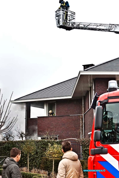 13040916.jpg - FOTOOPDRACHT:Alblasserdam:09-04-2013:Bij een brand vanmiddag in een nieuwbouw woning aan de Gersthof in Alblasserdam had de brandweer grote moeite om de uitslaande brand te blussen. De woning brandde voor het grote deel uit. De brandweer schaalde op naar grote brand en bluste de brand met diverse voertuigen en manschapen. Over de oorzaak van de brand kon men nog niets zeggenDeze digitale foto blijft eigendom van FOTOPERSBURO BUSINK. Wij hanteren de voorwaarden van het N.V.F. en N.V.J. Gebruik van deze foto impliceert dat u bekend bent  en akkoord gaat met deze voorwaarden bij publicatie.EB/ETIENNE BUSINK