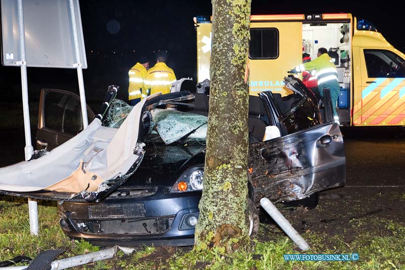 13041401.jpg - FOTOOPDRACHT:Nieuwe Lekkerland:14-04-2013:Vannacht rond 5,30 uur is er een auto tegen een boom gereden op de Provinialeweg N480, de bestuurder is daarbij waar gewond geraakt een Trauma Team kwam ter plaatse om de Brandweer en Ambulance personeel te ondersteunen. De auto is in een scherpe bocht frontaal op een boom geklapt. De Provinialeweg N480 was enkelen uren afgesloten voor al het verkeer, de TOD stelt de sporen veilig bij het ongeval en start een onderzoek in naar toedracht van dit ernstige ongeval.Deze digitale foto blijft eigendom van FOTOPERSBURO BUSINK. Wij hanteren de voorwaarden van het N.V.F. en N.V.J. Gebruik van deze foto impliceert dat u bekend bent  en akkoord gaat met deze voorwaarden bij publicatie.EB/ETIENNE BUSINK