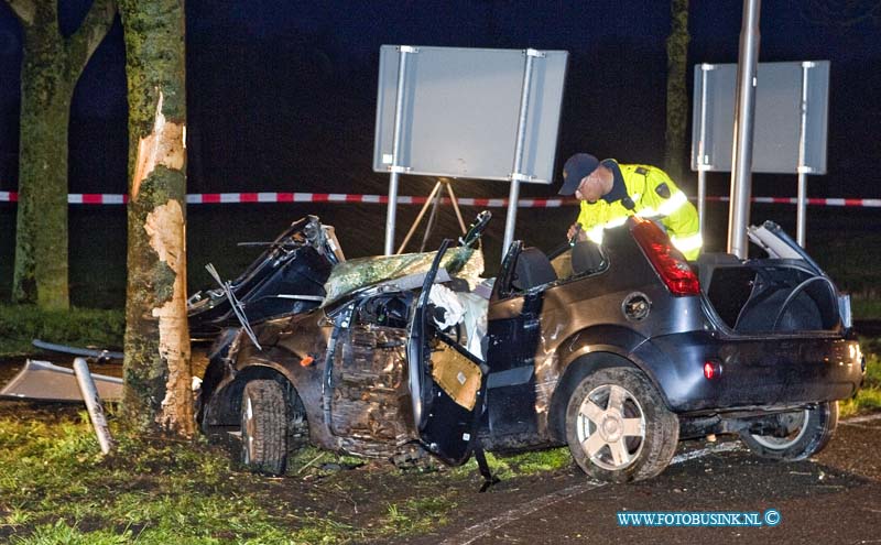 13041402.jpg - FOTOOPDRACHT:Nieuwe Lekkerland:14-04-2013:Vannacht rond 5,30 uur is er een auto tegen een boom gereden op de Provinialeweg N480, de bestuurder is daarbij waar gewond geraakt een Trauma Team kwam ter plaatse om de Brandweer en Ambulance personeel te ondersteunen. De auto is in een scherpe bocht frontaal op een boom geklapt. De Provinialeweg N480 was enkelen uren afgesloten voor al het verkeer, de TOD stelt de sporen veilig bij het ongeval en start een onderzoek in naar toedracht van dit ernstige ongeval.Deze digitale foto blijft eigendom van FOTOPERSBURO BUSINK. Wij hanteren de voorwaarden van het N.V.F. en N.V.J. Gebruik van deze foto impliceert dat u bekend bent  en akkoord gaat met deze voorwaarden bij publicatie.EB/ETIENNE BUSINK