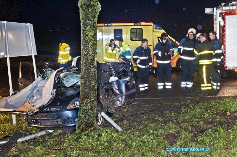 13041403.jpg - FOTOOPDRACHT:Nieuwe Lekkerland:14-04-2013:Vannacht rond 5,30 uur is er een auto tegen een boom gereden op de Provinialeweg N480, de bestuurder is daarbij waar gewond geraakt een Trauma Team kwam ter plaatse om de Brandweer en Ambulance personeel te ondersteunen. De auto is in een scherpe bocht frontaal op een boom geklapt. De Provinialeweg N480 was enkelen uren afgesloten voor al het verkeer, de TOD stelt de sporen veilig bij het ongeval en start een onderzoek in naar toedracht van dit ernstige ongeval.Deze digitale foto blijft eigendom van FOTOPERSBURO BUSINK. Wij hanteren de voorwaarden van het N.V.F. en N.V.J. Gebruik van deze foto impliceert dat u bekend bent  en akkoord gaat met deze voorwaarden bij publicatie.EB/ETIENNE BUSINK