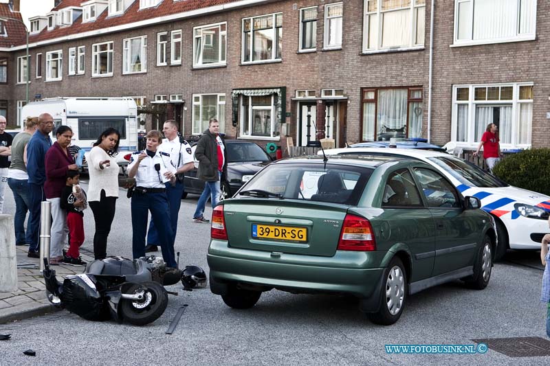 13041405.jpg - FOTOOPDRACHT:Dordrecht:14-04-2013:Dordt Bij een aanrijding tussen een Scooter en Auto op de hoek Matthijs Marisstraat / Weissenbruchstraat te Dordrecht. Is aan het begin van de avond  1 persoon gewond geraakt, zij werd verzorgt door het ambulance personeel. De politie sloot de beide straaten tijdelijk af voor het verkeer.Deze digitale foto blijft eigendom van FOTOPERSBURO BUSINK. Wij hanteren de voorwaarden van het N.V.F. en N.V.J. Gebruik van deze foto impliceert dat u bekend bent  en akkoord gaat met deze voorwaarden bij publicatie.EB/ETIENNE BUSINK