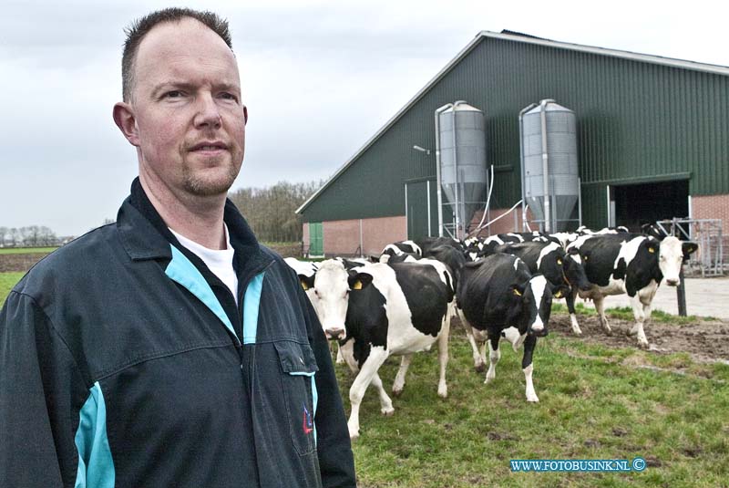 13041502.jpg - FOTOOPDRACHT:Vuren:15-04-2013:LTO Een portretfoto en algemener beeld waarop te zien is dat hij zijn koeien naar buiten doet. Jan van Dijk Vuren.Deze digitale foto blijft eigendom van FOTOPERSBURO BUSINK. Wij hanteren de voorwaarden van het N.V.F. en N.V.J. Gebruik van deze foto impliceert dat u bekend bent  en akkoord gaat met deze voorwaarden bij publicatie.EB/ETIENNE BUSINK