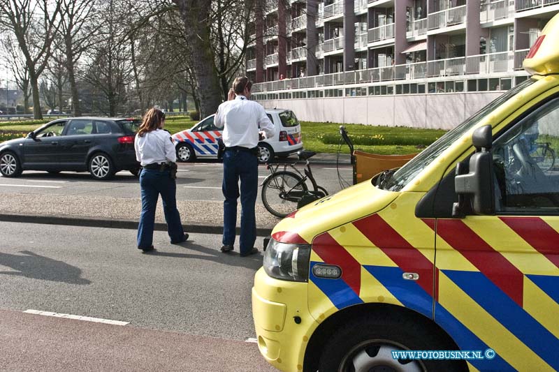 13041508.jpg - FOTOOPDRACHT:Dordrecht:15-04-2013:Op de Kapteynweg gebeurde vanmiddag rond 17 uur een 1 zijdig aanrijding met een bakfiets, de bestuurder werdt door het ambulance personeel nagekeken, De broeder van de ambulance was zo vriendelijk om de bakfiets ook te verzorgen. en zette hem veilig op het Eise Eisingahof.Deze digitale foto blijft eigendom van FOTOPERSBURO BUSINK. Wij hanteren de voorwaarden van het N.V.F. en N.V.J. Gebruik van deze foto impliceert dat u bekend bent  en akkoord gaat met deze voorwaarden bij publicatie.EB/ETIENNE BUSINK