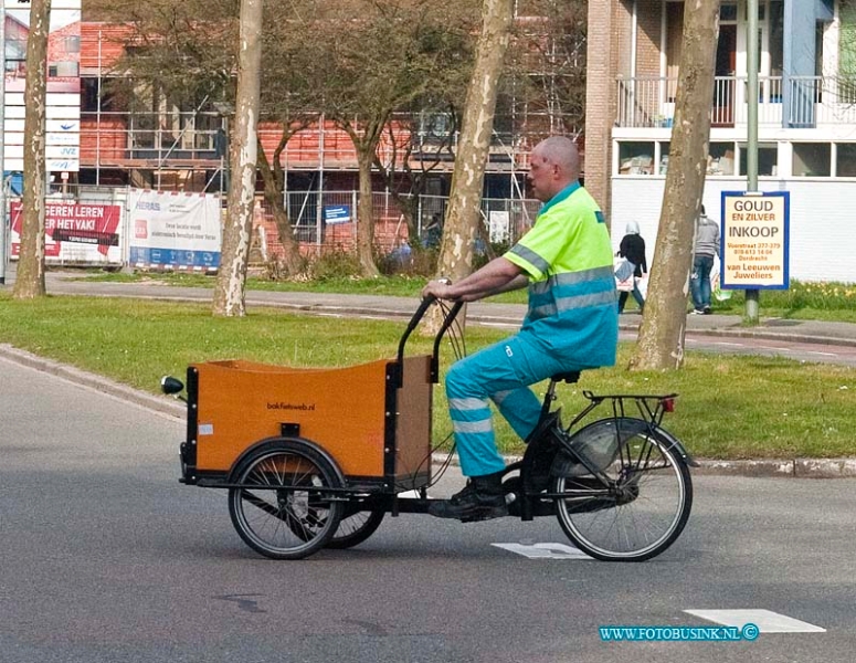 13041509.jpg - FOTOOPDRACHT:Dordrecht:15-04-2013:Op de Kapteynweg gebeurde vanmiddag rond 17 uur een 1 zijdig aanrijding met een bakfiets, de bestuurder werdt door het ambulance personeel nagekeken, De broeder van de ambulance was zo vriendelijk om de bakfiets ook te verzorgen. en zette hem veilig op het Eise Eisingahof.Deze digitale foto blijft eigendom van FOTOPERSBURO BUSINK. Wij hanteren de voorwaarden van het N.V.F. en N.V.J. Gebruik van deze foto impliceert dat u bekend bent  en akkoord gaat met deze voorwaarden bij publicatie.EB/ETIENNE BUSINK