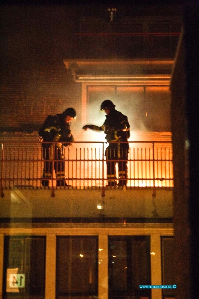 13042101.jpg - FOTOOPDRACHT:Dordrecht:21-04-2013:Op het balkon van een woning op de boogjes woede naar aanzien een flinke brand, toen de brandweer op het balkon was bleek het te gaan om een vuurkorf waar flink het vuur in zat. De bewoners waren rond om het huis met balkon waren in ieder geval snel wakers met 3 brandweer voertuigen in hun straat. De barndweer bluste de brand en de politie gaaf de straat weer vrij voor het verkeer.Deze digitale foto blijft eigendom van FOTOPERSBURO BUSINK. Wij hanteren de voorwaarden van het N.V.F. en N.V.J. Gebruik van deze foto impliceert dat u bekend bent  en akkoord gaat met deze voorwaarden bij publicatie.EB/ETIENNE BUSINK