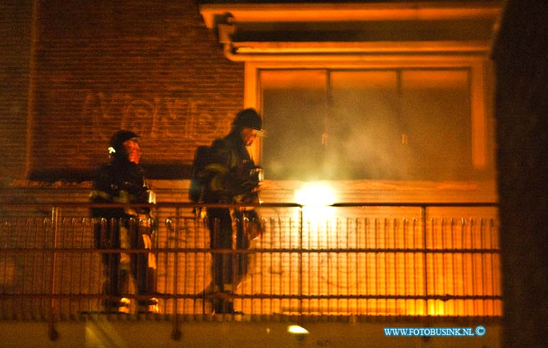 13042102.jpg - FOTOOPDRACHT:Dordrecht:21-04-2013:Op het balkon van een woning op de boogjes woede naar aanzien een flinke brand, toen de brandweer op het balkon was bleek het te gaan om een vuurkorf waar flink het vuur in zat. De bewoners waren rond om het huis met balkon waren in ieder geval snel wakers met 3 brandweer voertuigen in hun straat. De barndweer bluste de brand en de politie gaaf de straat weer vrij voor het verkeer.Deze digitale foto blijft eigendom van FOTOPERSBURO BUSINK. Wij hanteren de voorwaarden van het N.V.F. en N.V.J. Gebruik van deze foto impliceert dat u bekend bent  en akkoord gaat met deze voorwaarden bij publicatie.EB/ETIENNE BUSINK